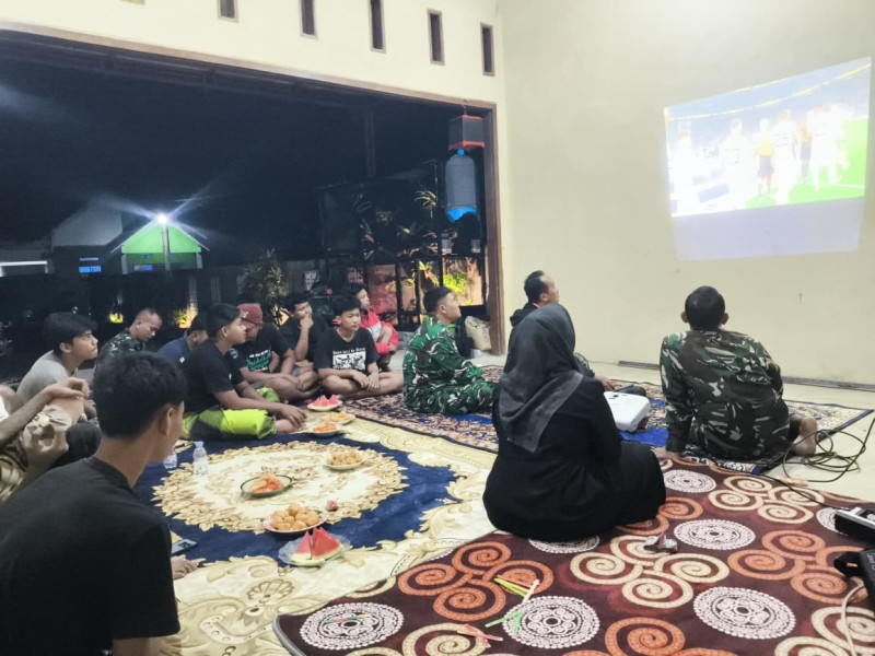 Anggota TNI Kodim 0725/Sragen Bersama Masyarakat Nobar Piala Dunia di 13 titik Koramil.