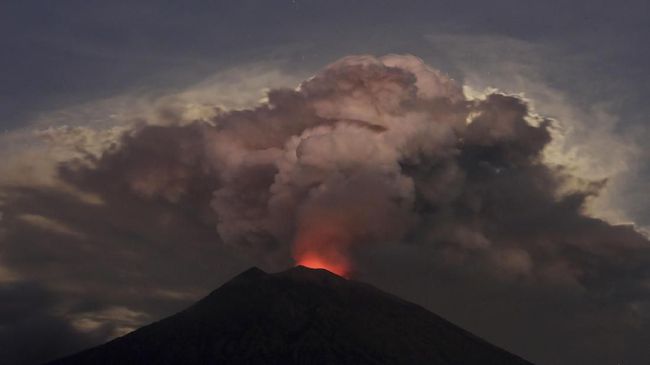 Sabtu Pagi, Debu Vulkanik Erupsi Gunung Agung Tak Terdeteksi