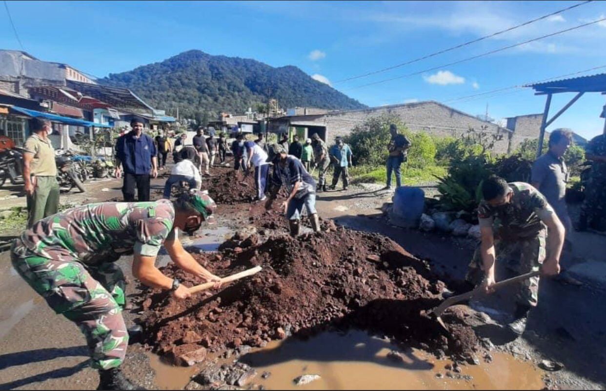 Babinsa Saribudolok Bersama Warga Melaksanakan Gotong Royong Menutup Jalan Berlobang