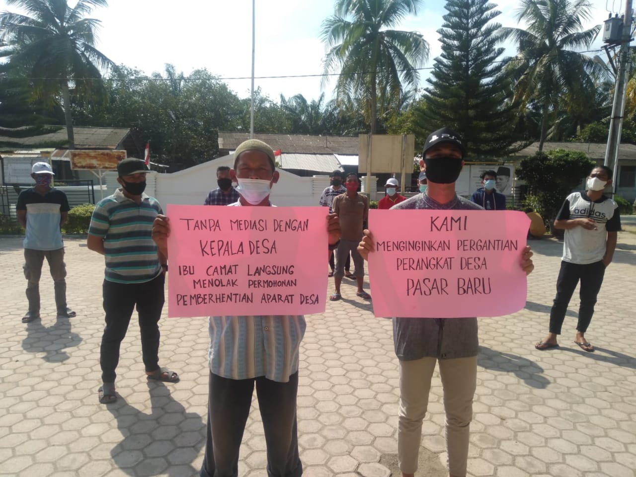 Tak Selaras Dengan Perangkat Desa Kades dan Warga Demo Kantor Camat Teluk Mengkudu