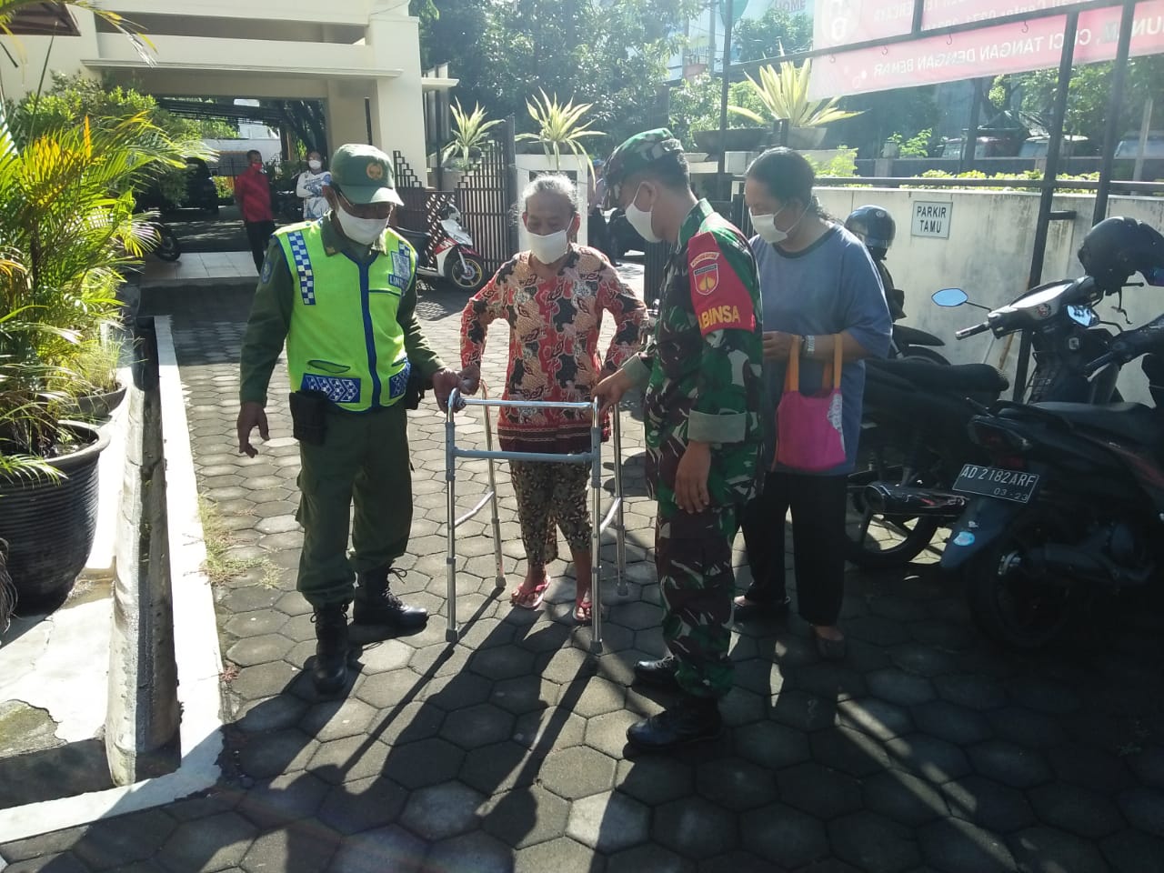 Babinsa Kepatihan Wetan Lakukan Pengamanan Penyaluran BST kepada Masyarakat yang Terdampak Covid19
