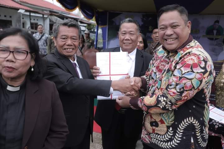 Bupati Dairi Serahkan 3 Sertifikat Tanah Rumah Ibadah Di Perumnas Lae Mbulan