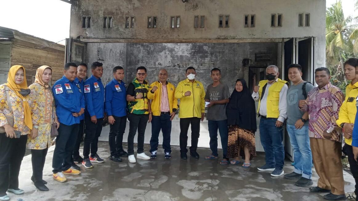 Ketua DPD II Partai GOLKAR Labura berikan bantuan untuk korban kebakaran di Desa Pulo Jantan