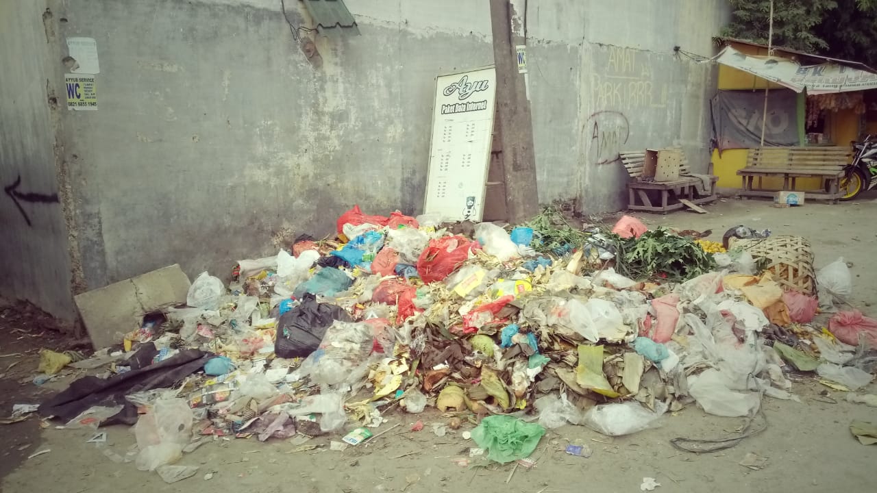 Warga Sayangkan Tumpukan Sampah Menyengat Dekat Jajan Kuliner Dodol Bengkel