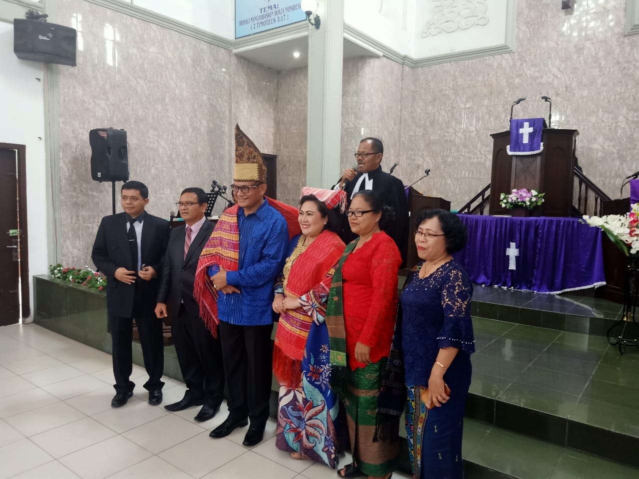 Kapolda Sumut Irjen Pol Martuani Sormin Beserta Keluarga Beribadah Minggu di GKPS Medan Denai