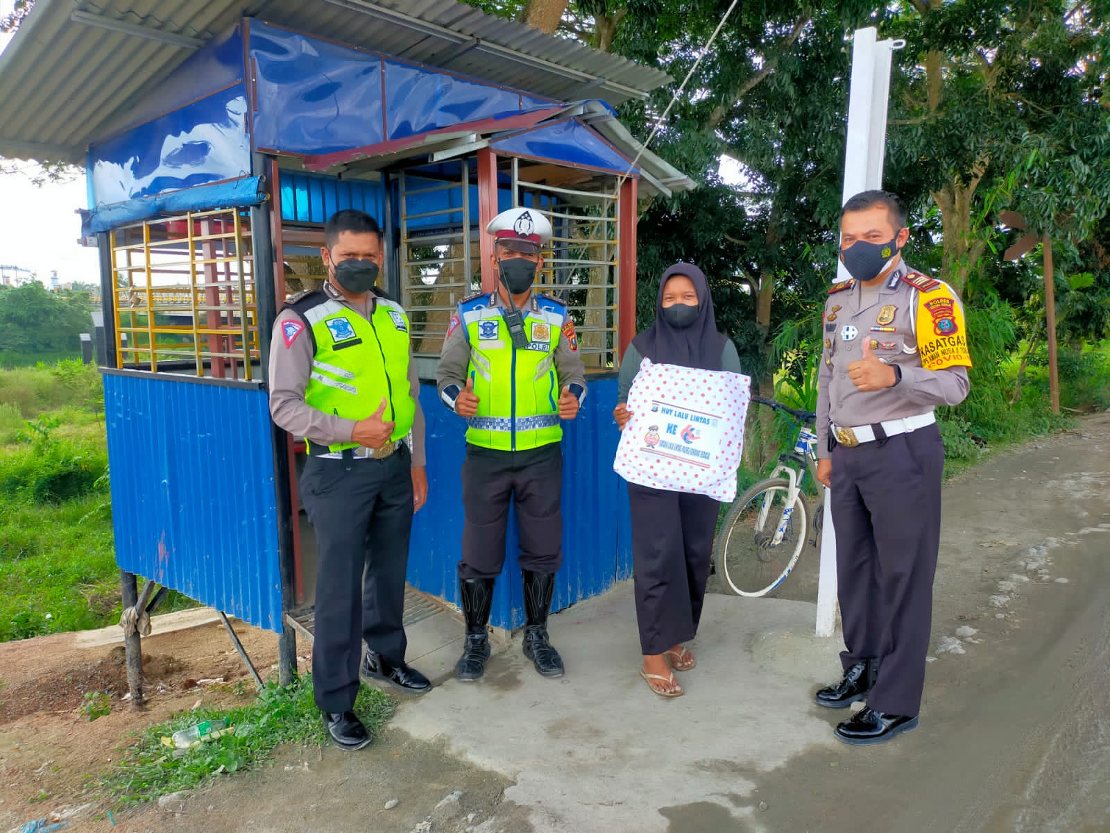 Kasat Lantas Polres Sergai Berikan Perhatian Kepada Ketrin Tamara Relawan Perlintasan Kereta Api