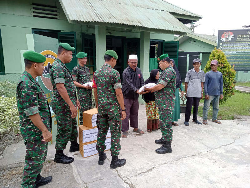 Ramadhan Berbagi, Kegiatan Jum'at Barokah Koramil 11/TP Berbagi Sembako kepada Kaum Dhuafa