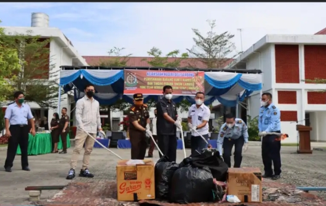 Kasat Narkoba Polresta Deli Serdang Mendampingi Kajari Musnahkan Barang Bukti Tindak Kriminal
