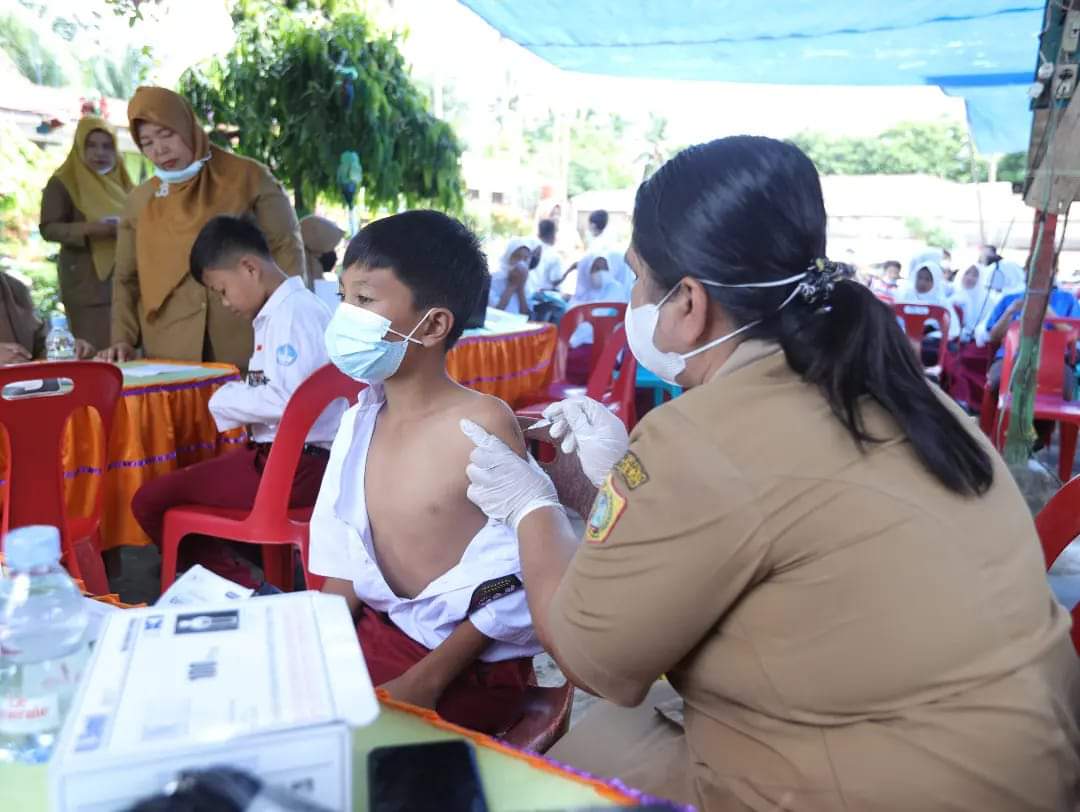Wakil Bupati Labusel tinjau pelaksanaan Vaksinasi door to door
