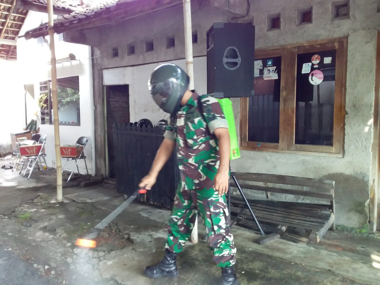 Serka Sujiyanto Laksanakan penyemprotan dan Himbauan di Rumah Warga Binaan Yang Meninggal