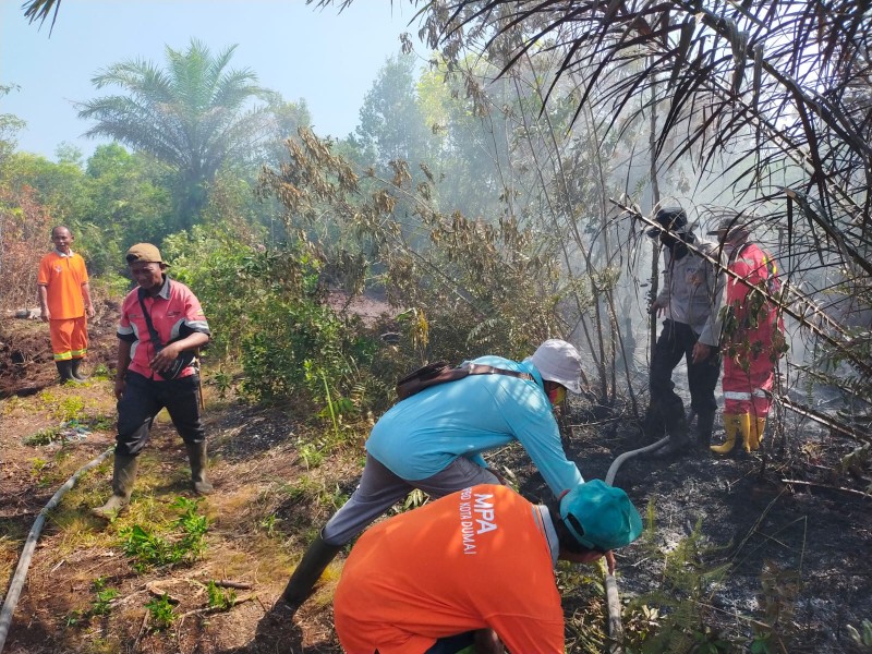Polres Dumai Gencarkan Pemadaman dan Pendinginan Karhutla Kapolres Tegaskan Larangan Pembukaan Lahan Dengan Cara  Dibakar