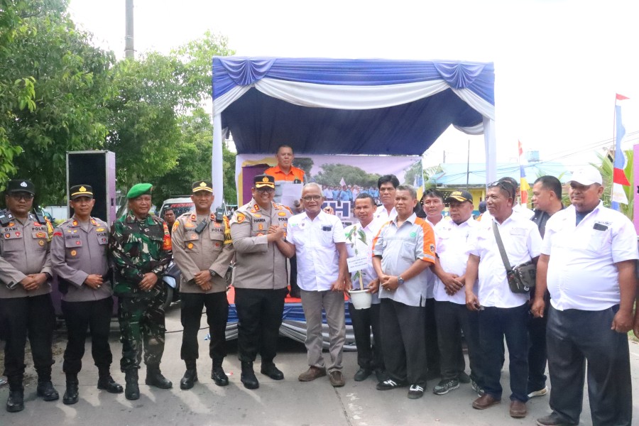 Memperingati Hari Buruh Internasional Kapolres Dumai Menyerahkan Bibit Pohon Secara Simbolis Kepada Pengurus Serikat Buruh