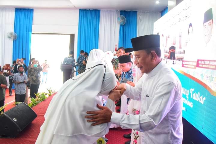 Bupati Deli Serdang Menepung Tawari  Dan Melepas Keberangkatan 372 Jamaah Calon Haji