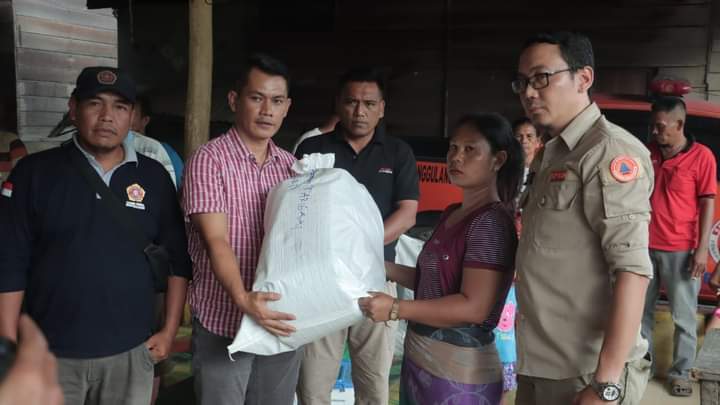 Pemkab Dairi Serahkan Bantuan Pada 11  Korban Kebakaran di Desa Renun, Kecamatan Tanah Pinem