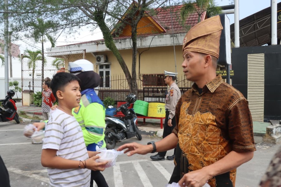 Polres Dumai Berbagi Takjil Ramadhan 1447 H kepada Pengguna Jalan