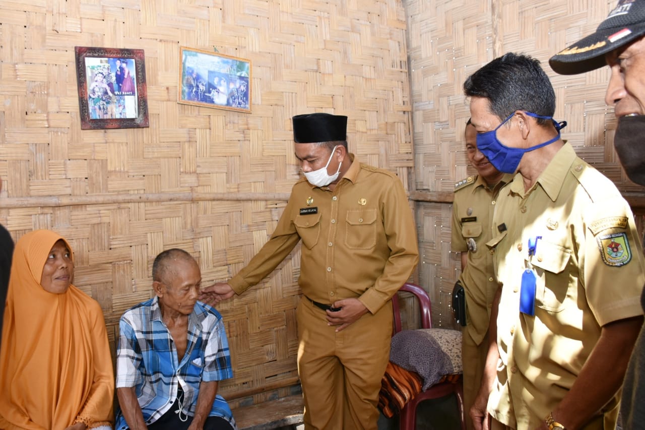 Telusuri Gang Kecil, Wabup  H Darma Wijaya SE Sambangi Korban Angin Puting Beliung 