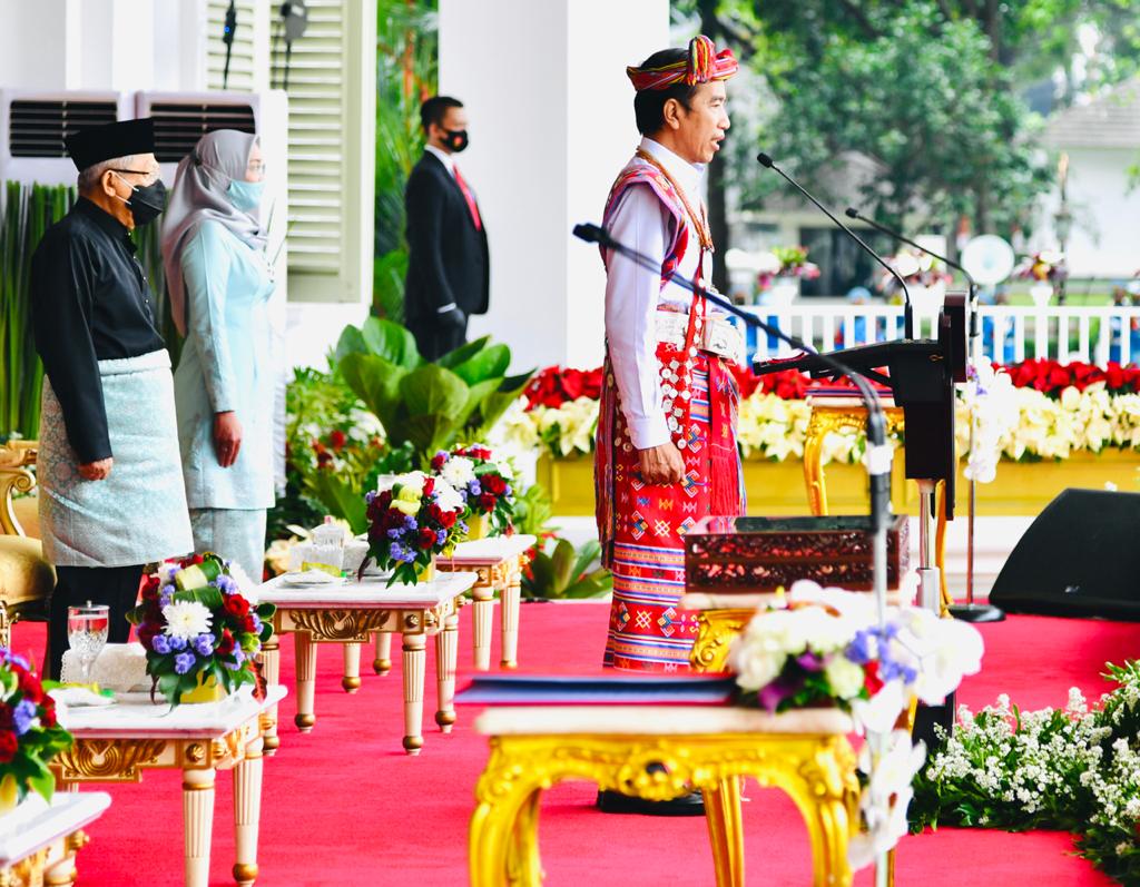 Presiden Jokowi Berbaju Adat NTT Saat Pimpin Upacara di Istana Merdeka