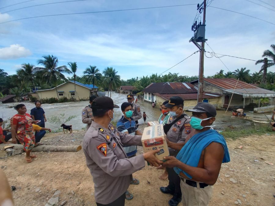 POLSEK KUALUH HULU BANTU SEMBAKO UNTUK WARGA TERDAMPAK BANJIR DI DESA SIALANG TAJI