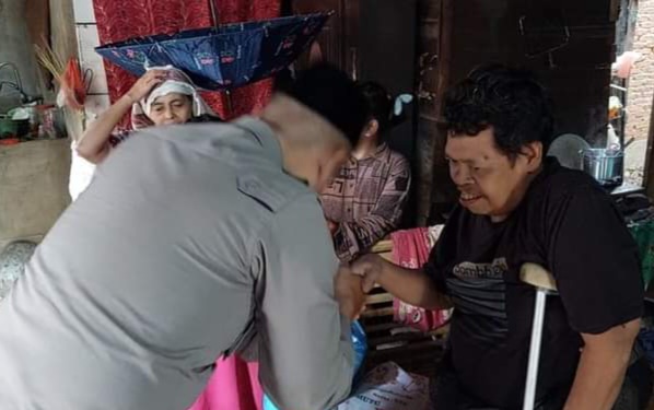 Respon Laporan Medsos, Kapolres Madina Salurkan Bansos Ke Desa Sigalapang Julu