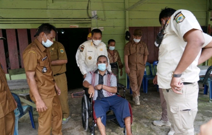 Bupati Pakpak Bharat Franc  Beri Bantuan Tongkat Kepada  Lintong Manik Warga Kecamatan STTU Jehe