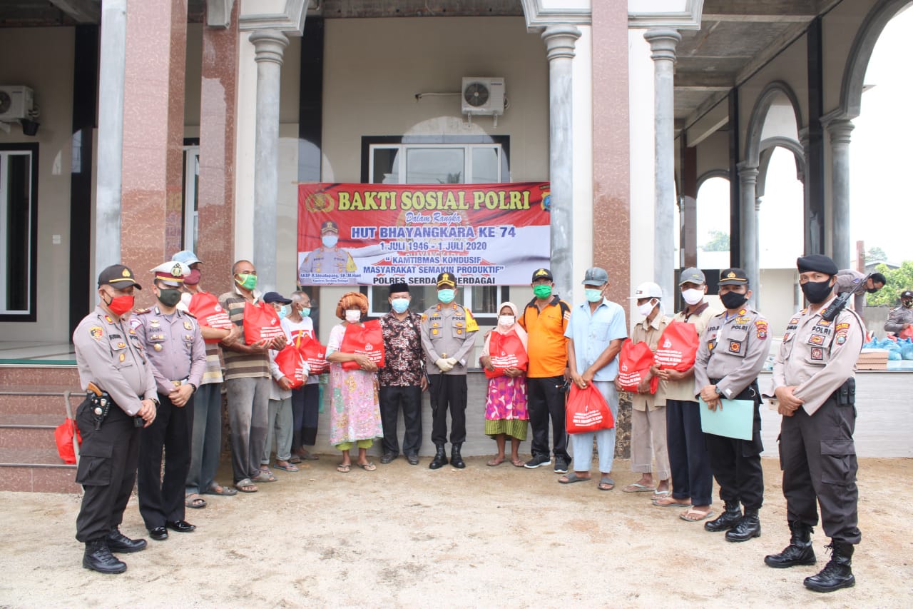 Sambut HUT Bhayangkara Ke-74, Kapolres Sergai Bagikan Sembako Dalam Menyonsong New Normal