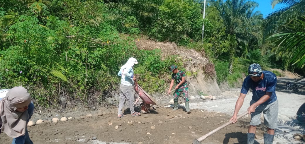 Komandan SST Satgas TMMD Kodim 0204/DS Pimpin Pengerasan Jalan