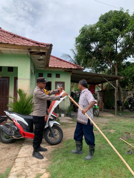 Hut RI Ke-80 Polsek Bukit Kapur Membagikan Bendera Merah Putih Pada Masyarakat