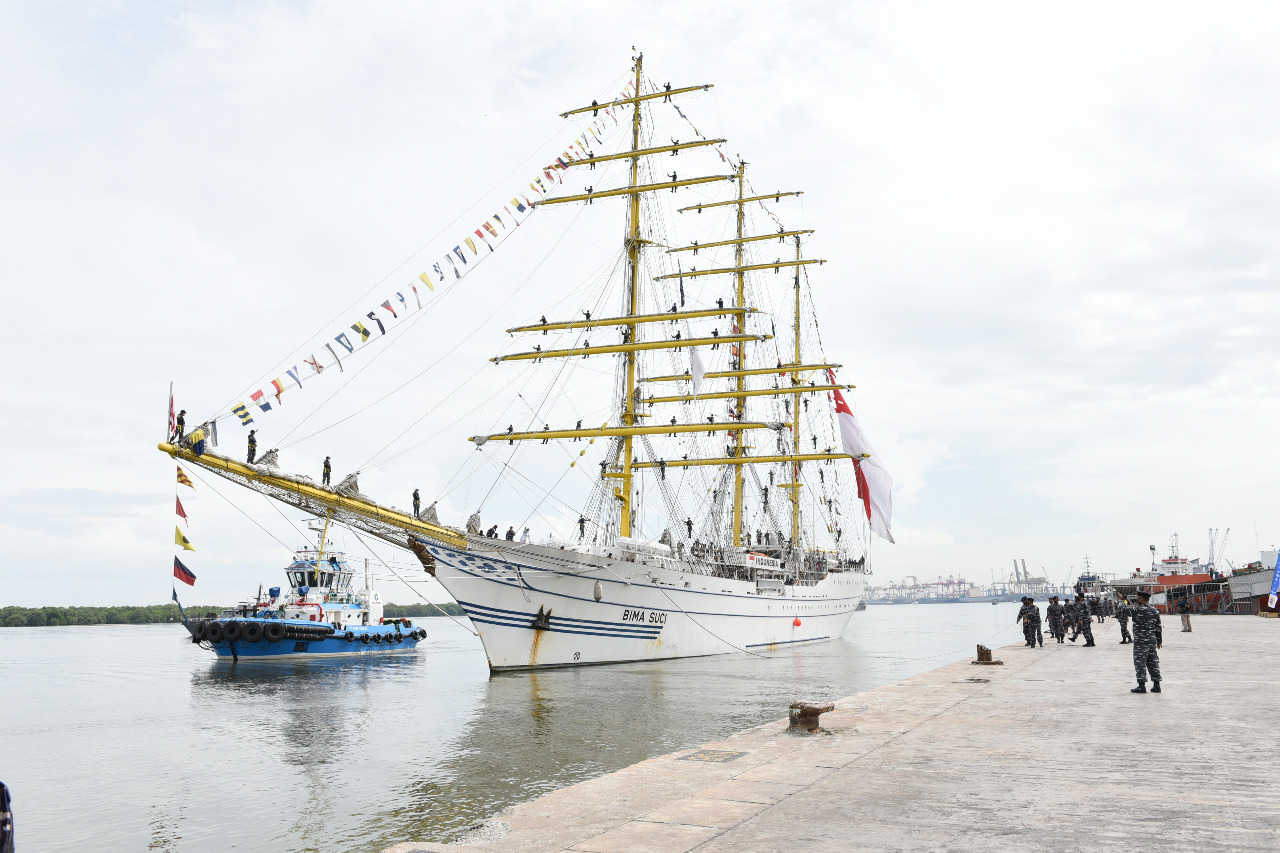 Danlantamal I Belawan Brigjen TNI (Mar) I Made Wahyu Santoso Sambut Kedatangan Kapal KRI Bima Suci