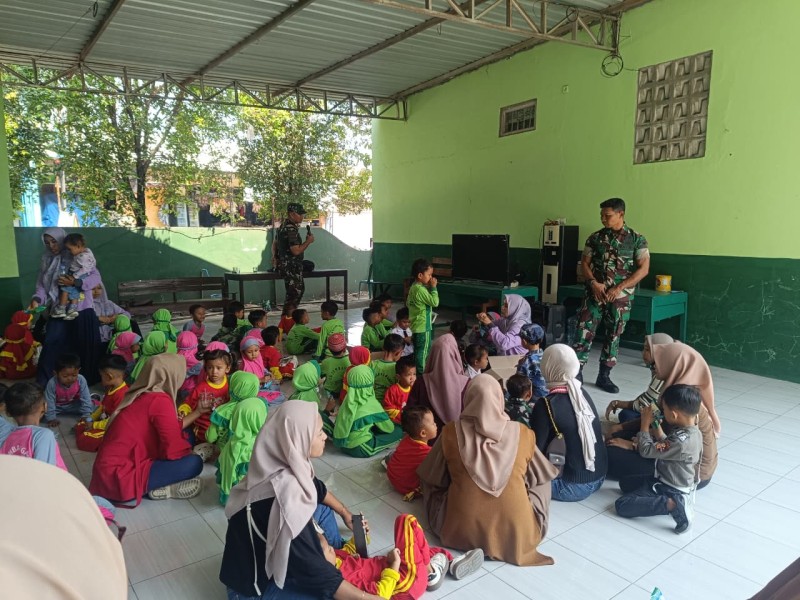 60 Anak TK dan KB Sambangi Koramil Plupuh, Belajar Disiplin dan Kenali Lingkungan Militer