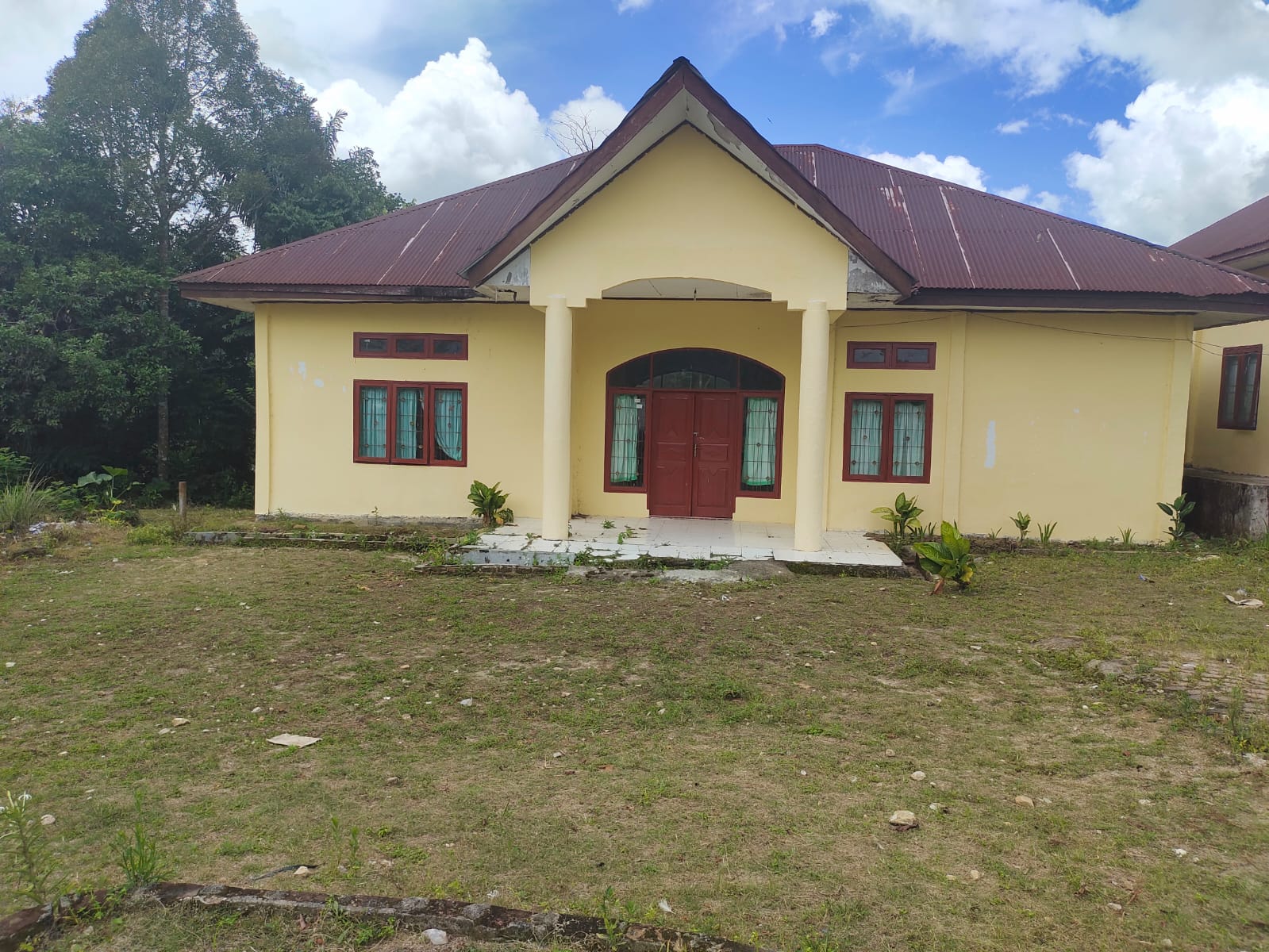 Rumah Dinas Camat Tinada Dibiarkan Terlantar