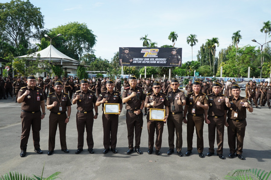 Kajati Sumut Potong Tumpeng dan Berikan Penghargaan kepada Bidang Pidmil dan Datun