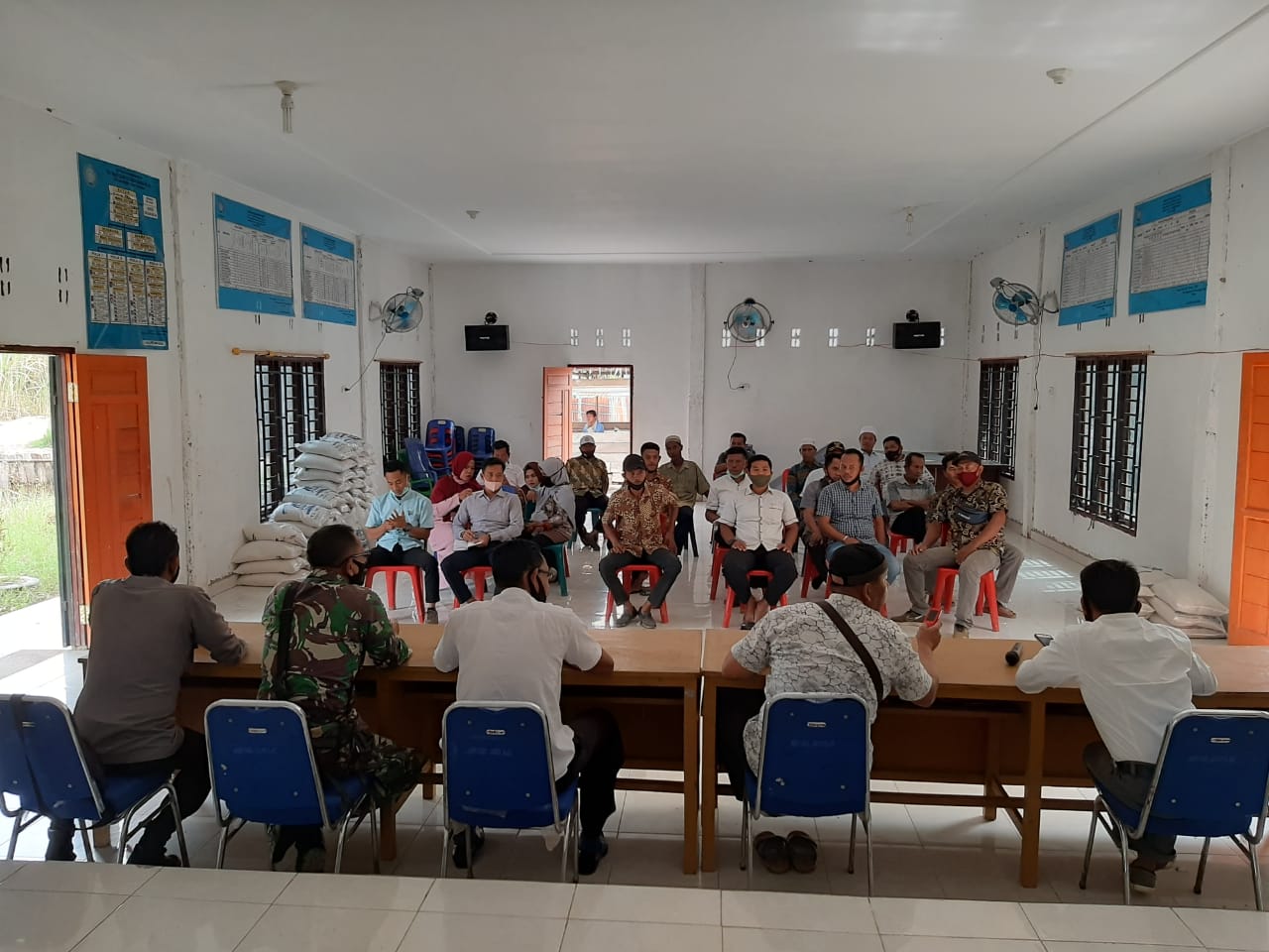 Bhabinkamtibmas Polsek Panai Tengah Sosialisasikan Disiplin Prokes di Acara Musrenbang Desa