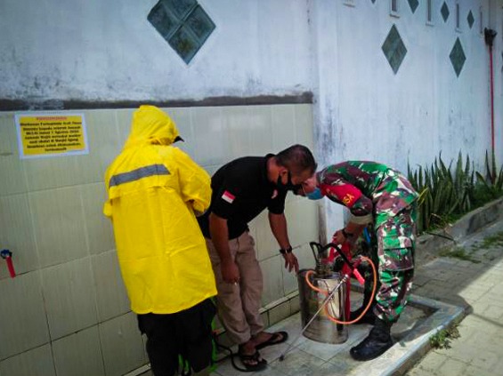 Jelang Sholat Jumat, Kodim 0104/Atim Bersama BPBD Bersinergi Sterilkan Masjid Agung Darussalihin