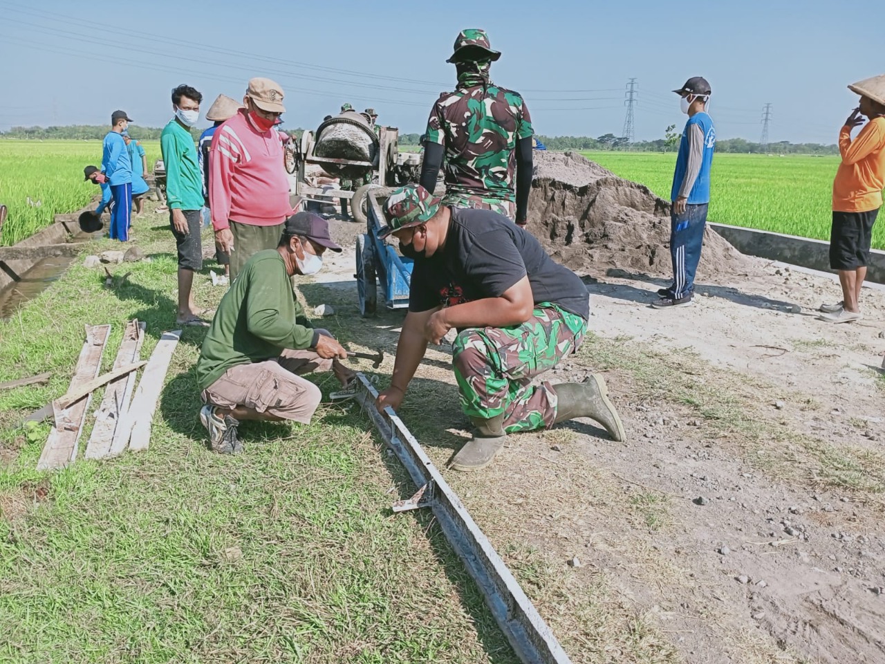 Satgas TMMD Reg ke 112 Kodim 0726/Sukoharjo Fokus Selesaikan Rabat Beton Petani 