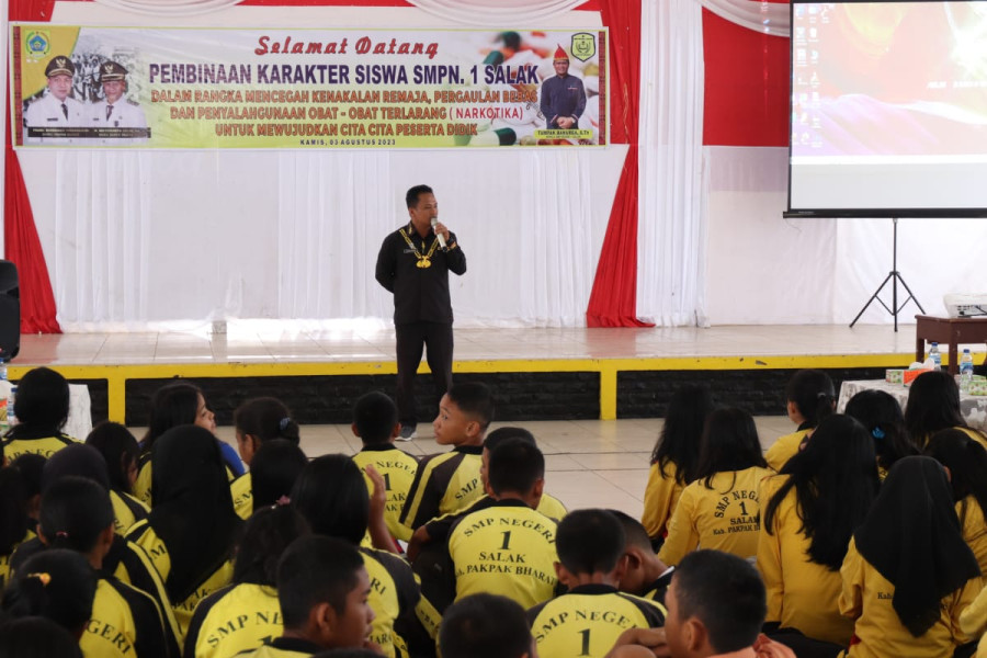 CEGAH KENAKALAN REMAJA, SMP N 1 SALAK SELENGGARAKAN PEMBINAAN KARAKTER SISWA