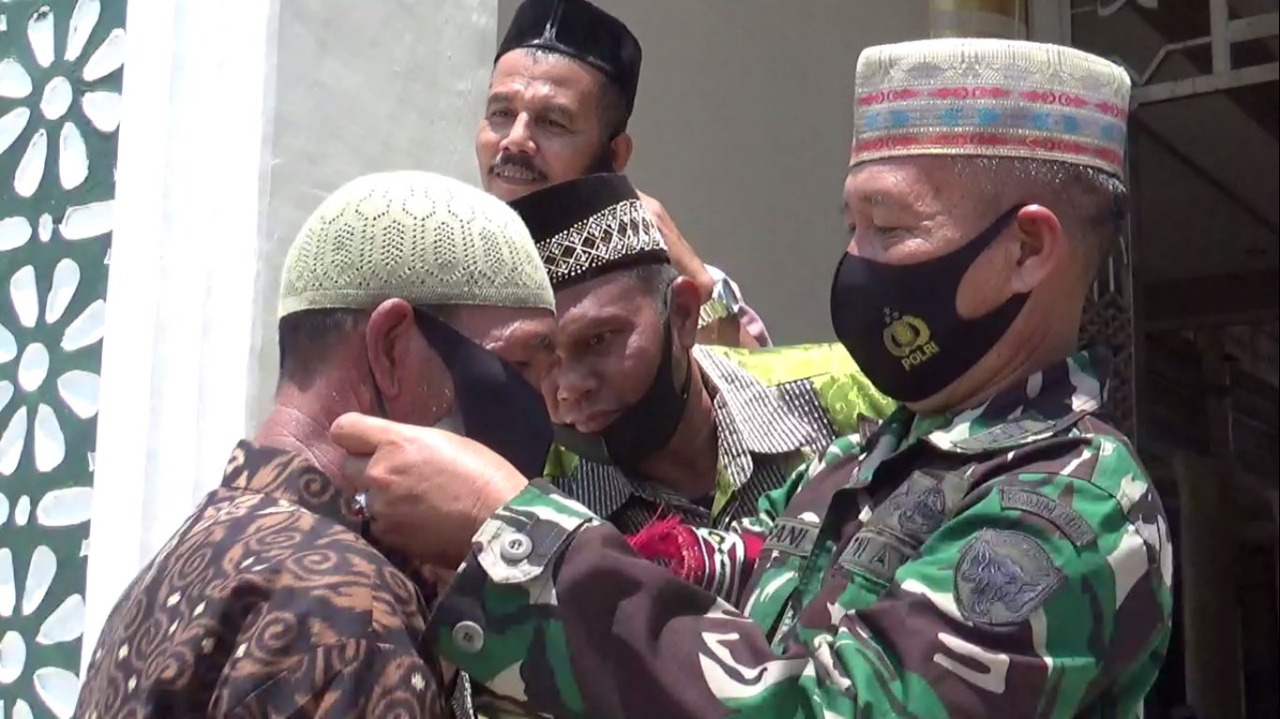 Shalat Jumat di Aceh Timur, TNI-POLRI Turun Bagi-bagi Masker