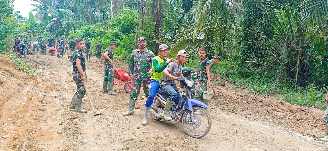 Luar Biasa Totalitas Warga dalam Membantu Satgas TMMD 111 Kodim 0204/DS 