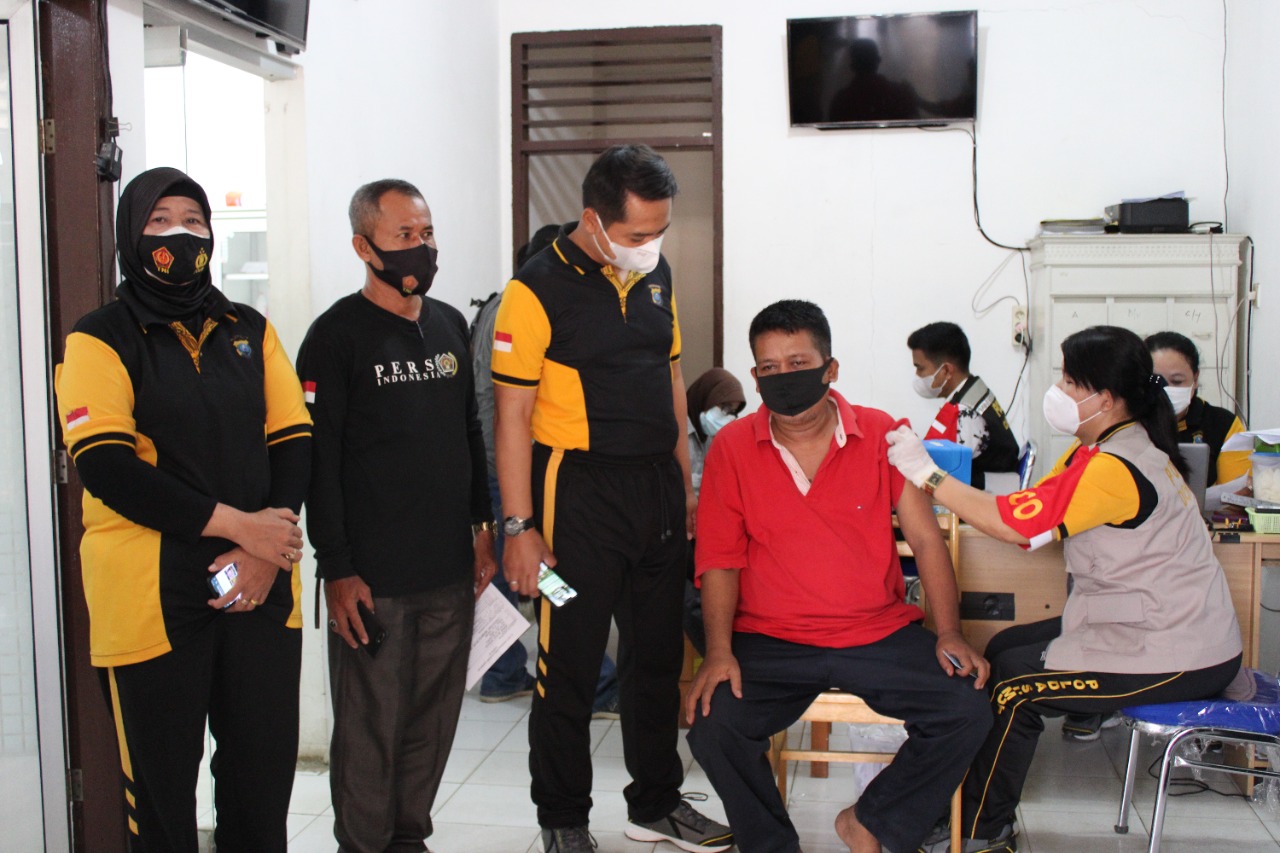 Kapolres Labuhanbatu meninjau pelaksanaan Vaksinasi di Klinik Dokkes Mapolres Labuhanbatu