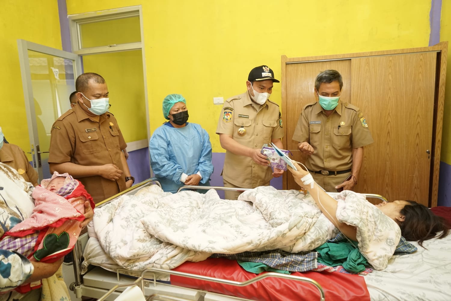 Bupati Pakpak Bharat Serahkan Dokumen Kependudukan Bagi Bayi Baru lahir di RSUD Salak