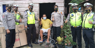 3 orang Warga mendapat bantuan kursi roda dan tongkat dari  Polsek NA IX-X