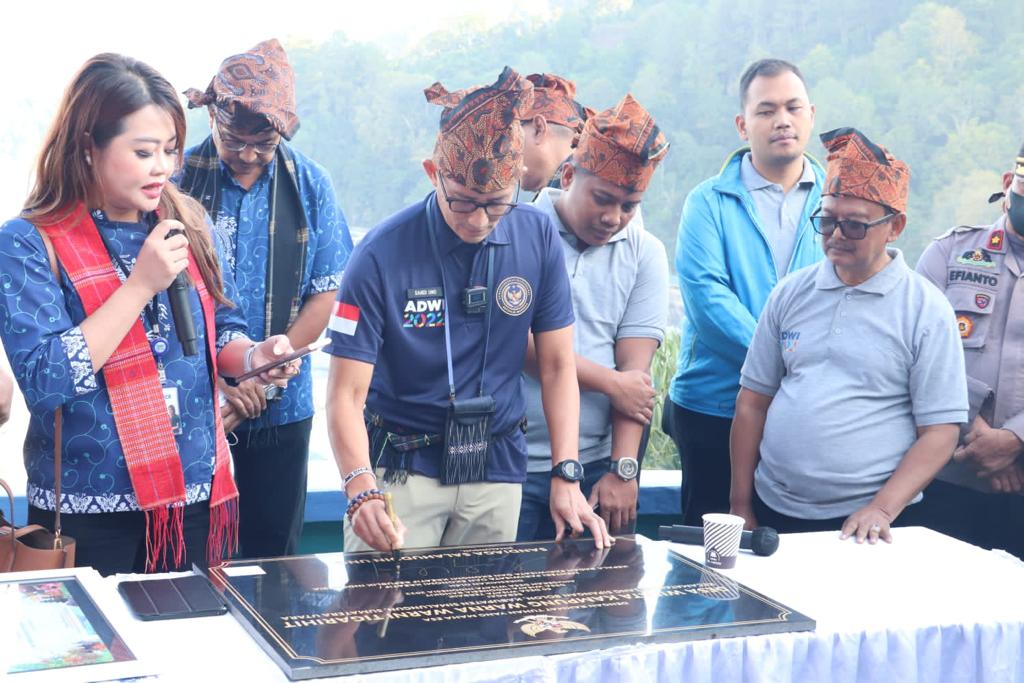 Polres Simalungun Kawal Menteri Pariwisata Kunker Ke Wisata Kampung Warna Warni Tigarihit