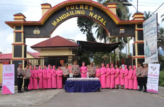 Kapolres Madina Dan Pju dampingi Bhayangkari Bagi-Bagi Takjil di Jalinsum