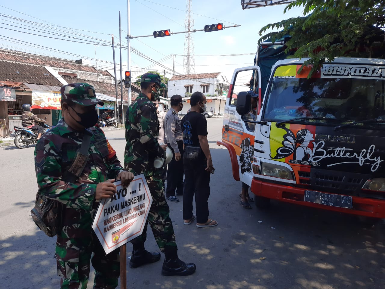 TNI Polri Dan Satgas Swap Antigen Warga Yang Melanggar