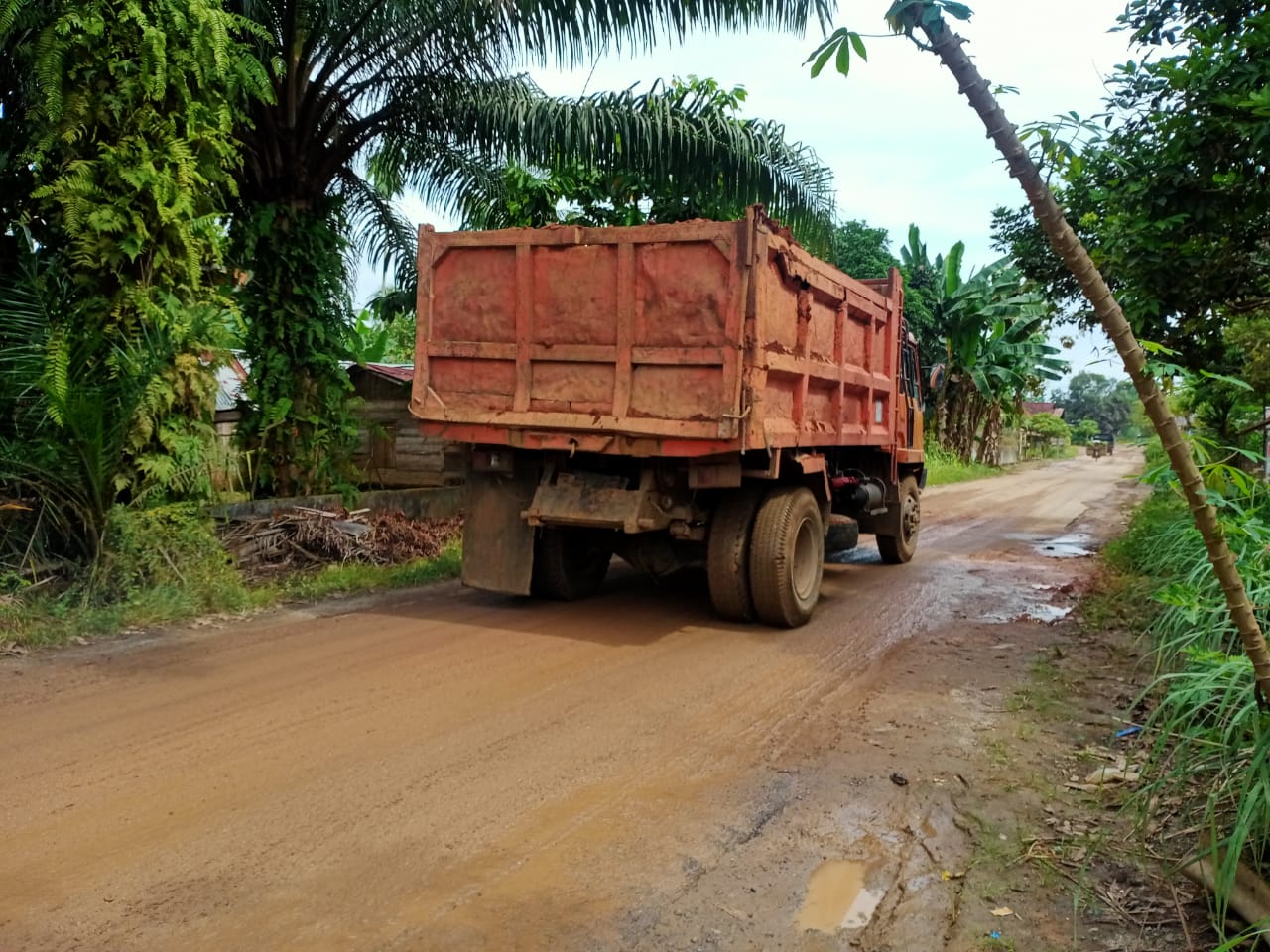 Diduga Akibat Dilintasi Truk Melebihi Tonase,Jalan Umum Simpang Empat Desa Cempadak Lobang Rusak Ber