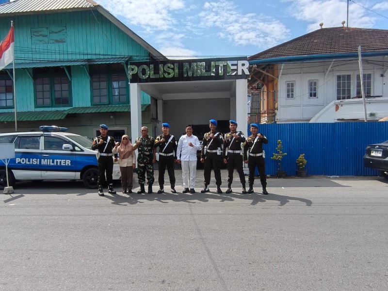 Jumat Berkah, Sub Denpom I/5-1 Belawan Bagikan Ratusan Nasi Kotak kepada Pengguna Jalan