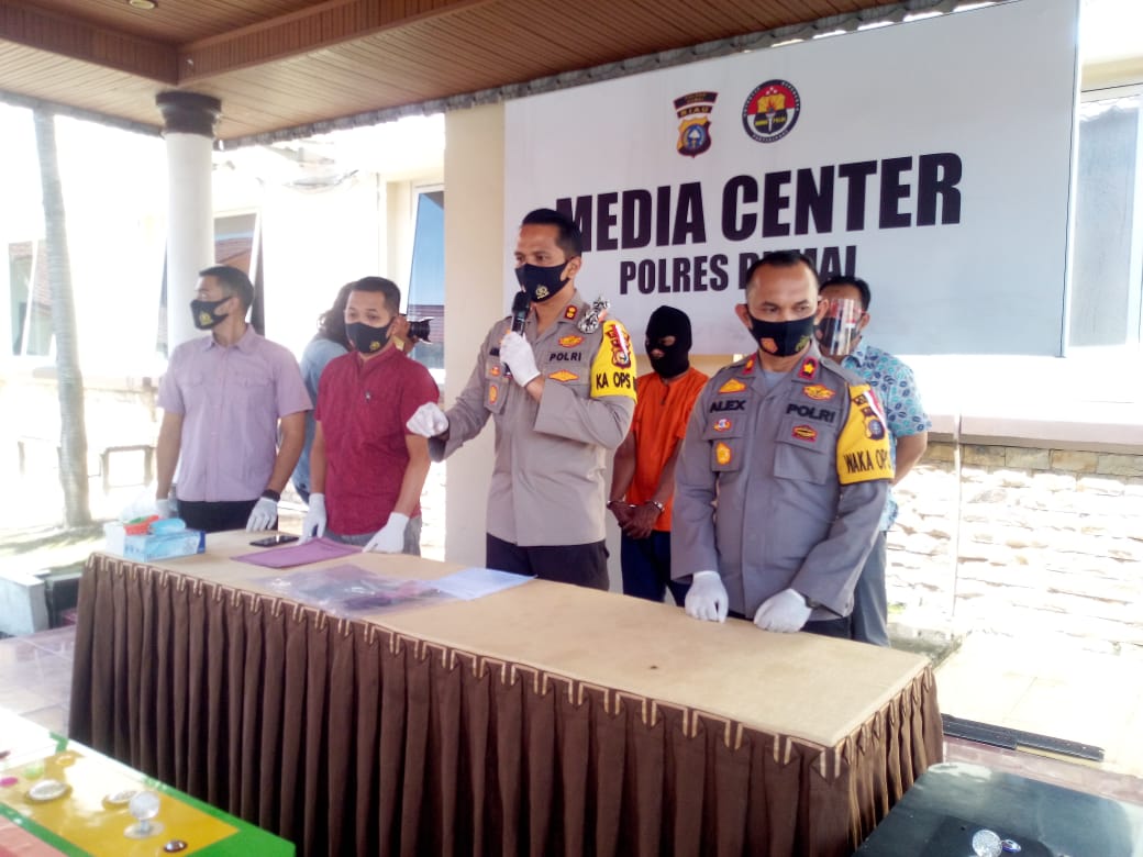 Tim Opsnal Sat Reskrim Polres Dumai Bekuk 4 tersangka Pelaku Perjudian Mesin Jenis Burung Merak