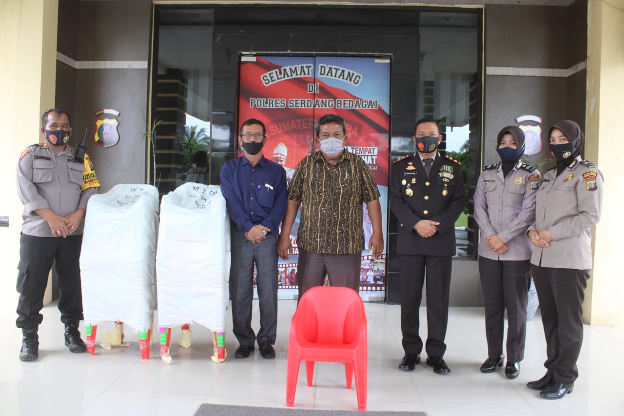 Kapolres Sergai  Serahkan Bantuan 50 Kursi Belajar Ibadah Sekolah Minggu