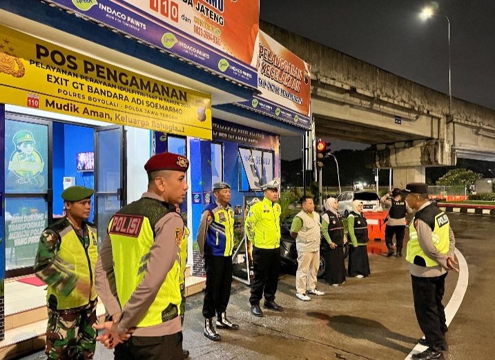 Aksi Sigap Babinsa di Exit Tol Adi Soemarmo, Arus Balik Lebaran Aman dan Pemudik Terbantu