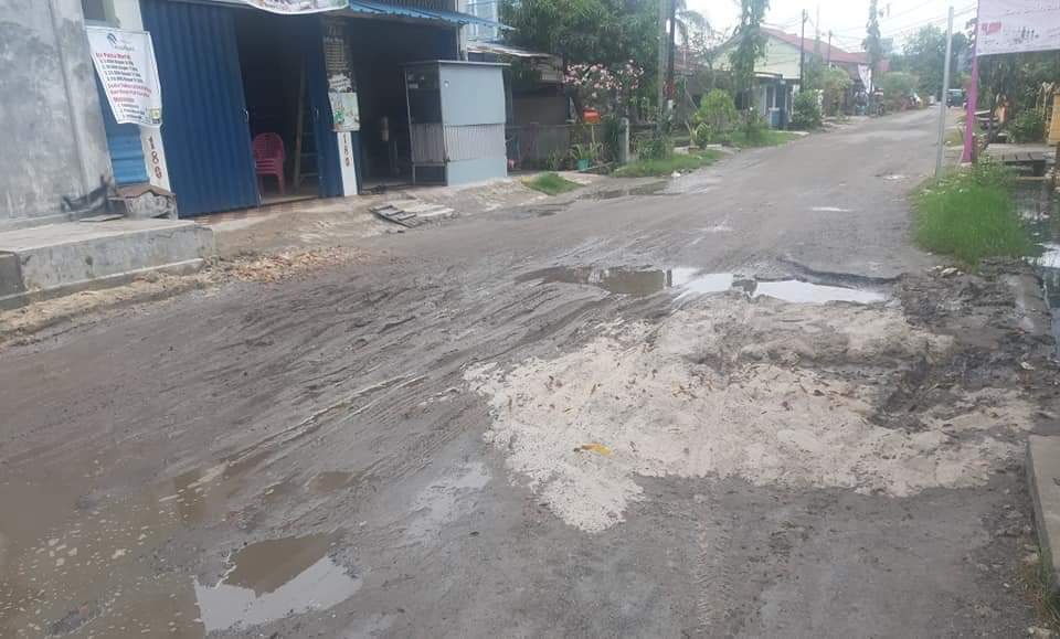 Perhatian, Jalan rusak & Berlubang di Jalan Gajah Mada Kota Dumai Membahayakan Pengguna Jalan