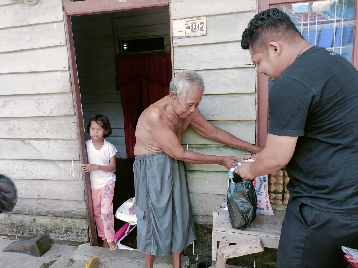 Meski Berbeda Hari, Agus Mandor Tetap Berbagi Dengan Tulus Iklas Dalam Program Jumat Berkah